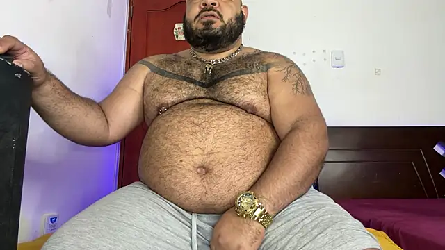 Snapshot of Latino_bigcock chatting on October 17, 6:17 am Latino bigcock online show from October 17, 6:17 am