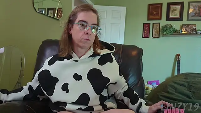 Linzy 19 online show from November 12, 4:33 pm