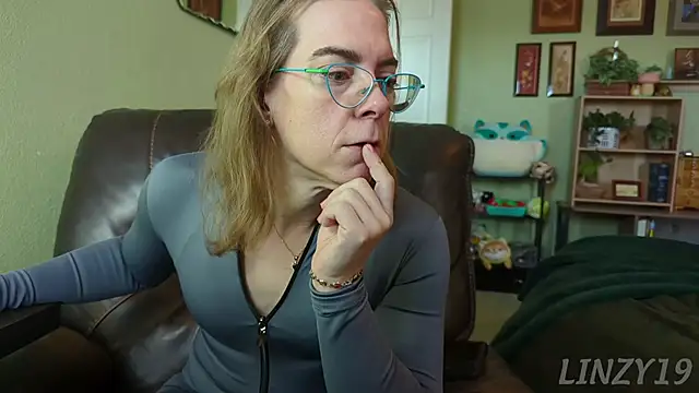 Linzy 19 online show from December 2, 4:30 pm