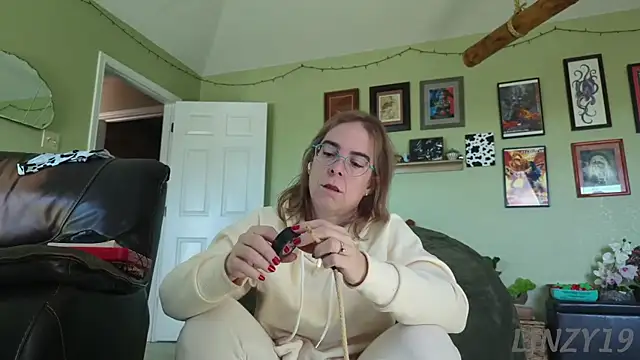 Linzy 19 online show from November 10, 5:40 pm