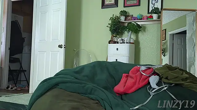 Linzy 19 online show from January 7, 7:30 pm