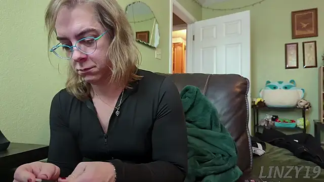 Linzy 19 online show from December 1, 3:24 pm