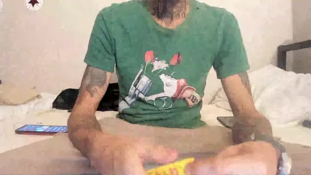 Snapshot of RoosterWabbit chatting on October 25, 10:47 am RoosterWabbit online show from October 25, 10:47 am