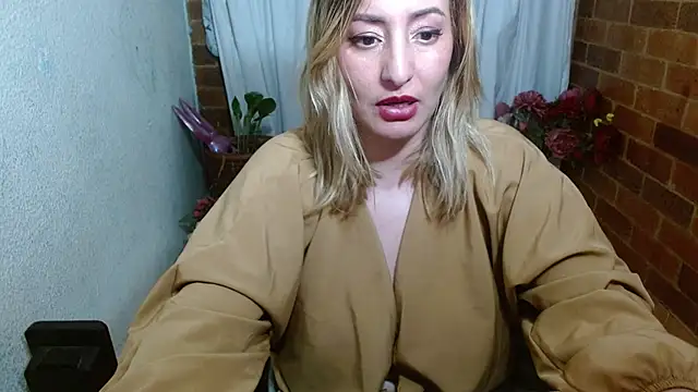 Snapshot of rashellroses22 chatting on February 8, 1:32 am rashellroses22 online show from February 8, 1:32 am