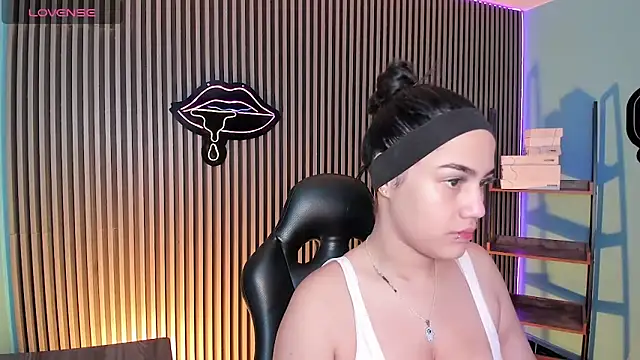 Snapshot of emily_roberts1 chatting on March 21, 3:55 am emily roberts1 online show from March 21, 3:55 am
