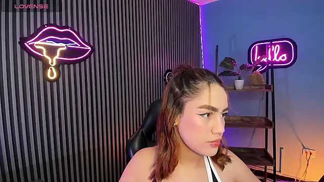 Snapshot of emily_roberts1 chatting on November 6, 4:38 am emily roberts1 online show from November 6, 4:38 am