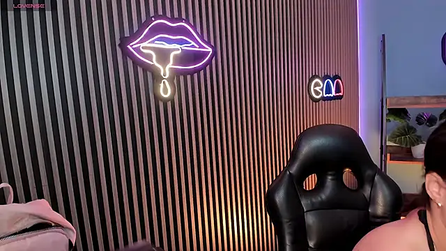 Snapshot of emily_roberts1 chatting on December 4, 4:44 am emily roberts1 online show from December 4, 4:44 am