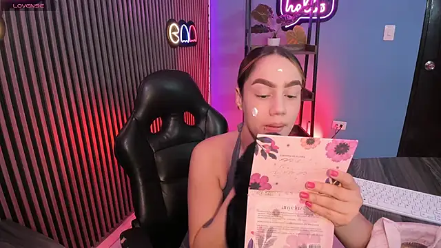 Snapshot of emily_roberts1 chatting on November 5, 4:59 am emily roberts1 online show from November 5, 4:59 am