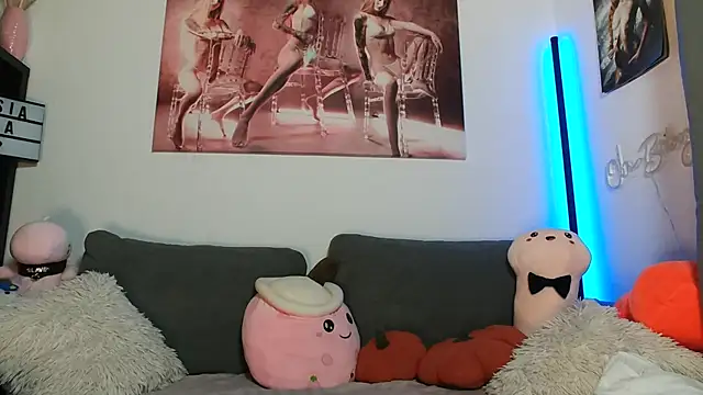 Snapshot of LessiaMia chatting on October 8, 3:46 pm LessiaMia online show from October 8, 3:46 pm