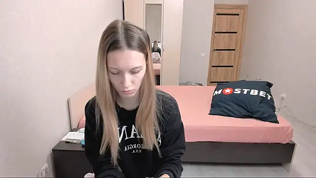 Snapshot of OliviaLukas chatting on December 18, 5:42 pm OliviaLukas online show from December 18, 5:42 pm
