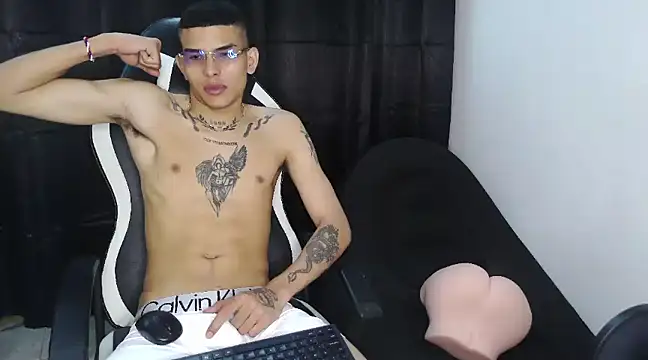 Snapshot of hot_king20 chatting on March 3, 6:24 pm hot king20 online show from March 3, 6:24 pm