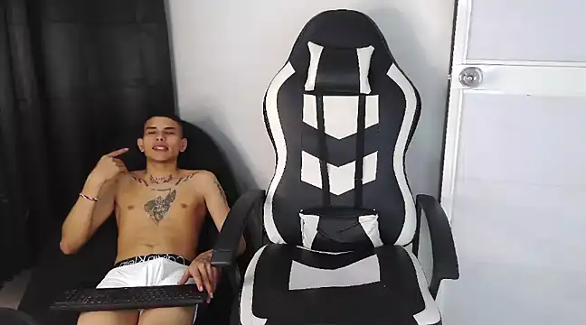 Snapshot of hot_king20 chatting on February 7, 5:41 am hot king20 online show from February 7, 5:41 am