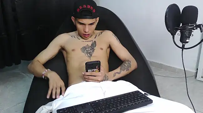 Snapshot of hot_king20 chatting on February 26, 7:45 am hot king20 online show from February 26, 7:45 am