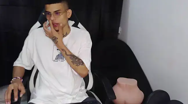 Snapshot of hot_king20 chatting on March 4, 8:38 pm hot king20 online show from March 4, 8:38 pm