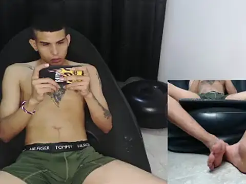 Snapshot of hot_king20 chatting on February 19, 6:54 pm hot king20 online show from February 19, 6:54 pm