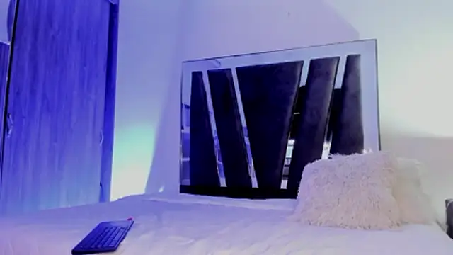 HollyEvanz online show from March 7, 1:34 am