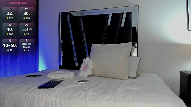 HollyEvanz online show from April 24, 2:35 am