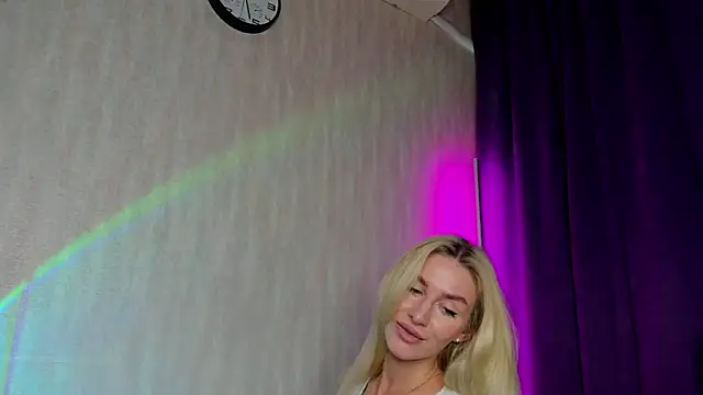 Snapshot of Miss_Kreez chatting on October 13, 8:27 am Miss Kreez online show from October 13, 8:27 am