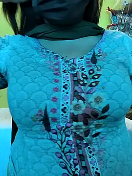 Snapshot of lovely_zara chatting on February 4, 8:02 am lovely zara online show from February 4, 8:02 am