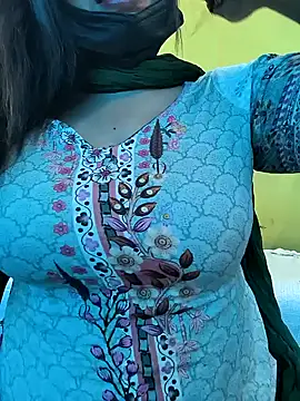 Snapshot of lovely_zara chatting on February 13, 7:35 am lovely zara online show from February 13, 7:35 am