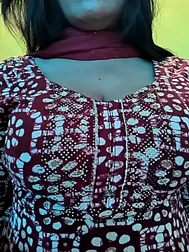 Snapshot of lovely_zara chatting on February 12, 8:49 am lovely zara online show from February 12, 8:49 am