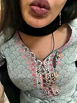 Snapshot of lovely_zara chatting on December 7, 5:26 pm lovely zara online show from December 7, 5:26 pm
