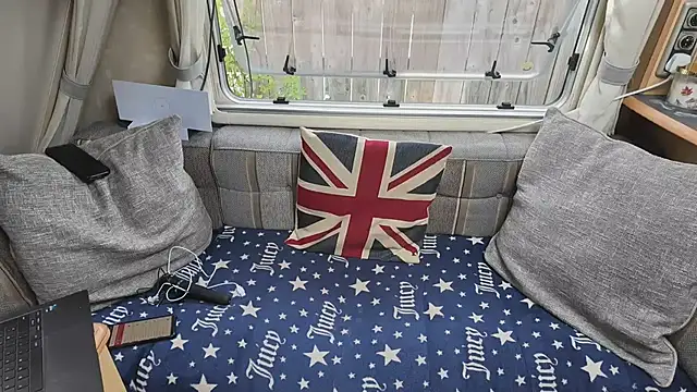 Snapshot of British__Rosie chatting on July 10, 8:25 am British Rosie online show from July 10, 8:25 am