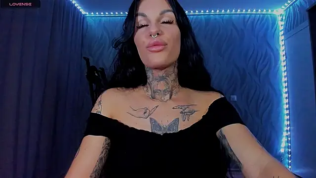 Snapshot of angel_devil_forever chatting on June 24, 10:29 pm angel devil forever online show from June 24, 10:29 pm