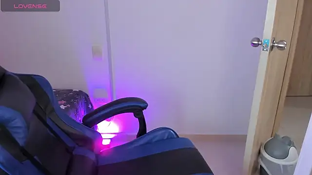 roseliam25 online show from October 22, 7:35 pm