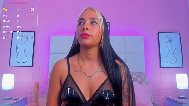 Snapshot of charlotte_kisss chatting on June 1, 6:18 pm charlotte kisss online show from June 1, 6:18 pm