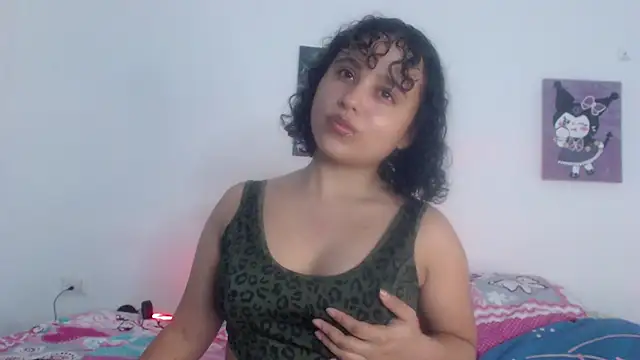 Snapshot of lou_cute chatting on February 6, 4:10 am lou cute online show from February 6, 4:10 am