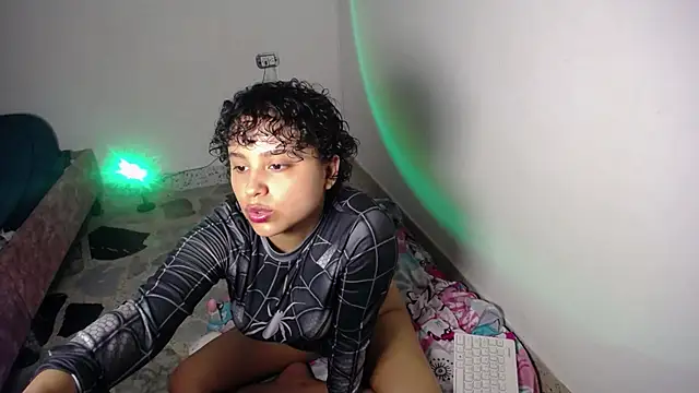 Snapshot of lou_cute chatting on December 17, 7:08 pm lou cute online show from December 17, 7:08 pm