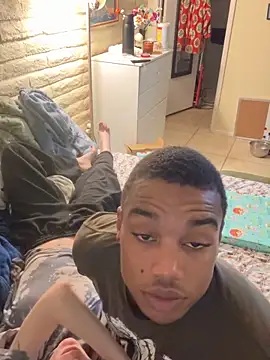 Snapshot of Shhhtrey0375 chatting on December 22, 8:03 am Shhhtrey0375 online show from December 22, 8:03 am