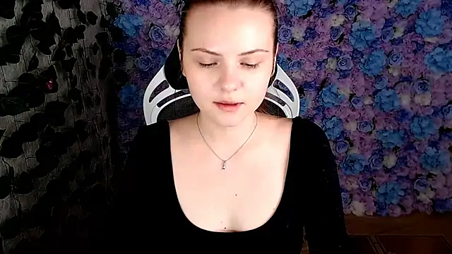 Snapshot of IxxiLiana chatting on October 19, 5:10 am IxxiLiana online show from October 19, 5:10 am