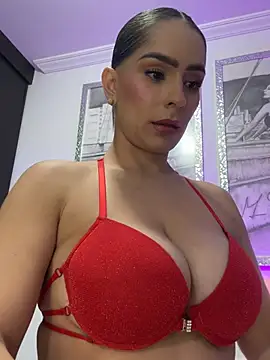 Snapshot of Mau_White chatting on June 1, 11:59 pm Mau White online show from June 1, 11:59 pm