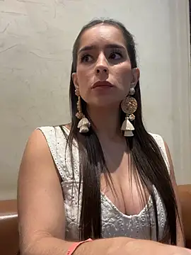 Snapshot of Mau_White chatting on May 23, 12:31 am Mau White online show from May 23, 12:31 am