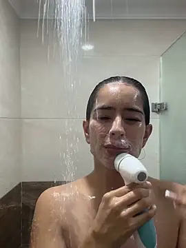 Snapshot of Mau_White chatting on May 24, 12:32 am Mau White online show from May 24, 12:32 am