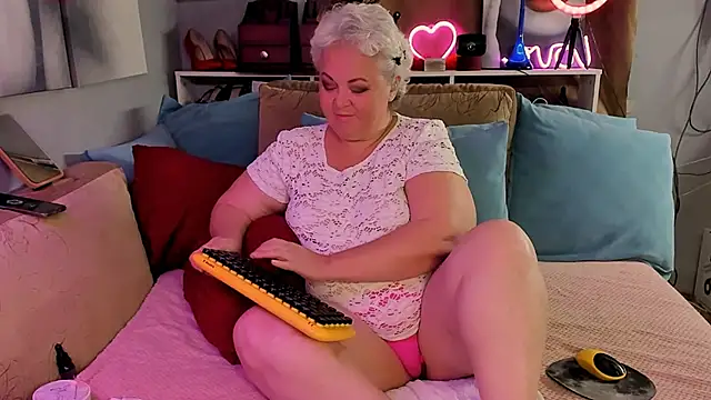 Snapshot of ShannaKingson chatting on August 5, 9:14 am ShannaKingson online show from August 5, 9:14 am