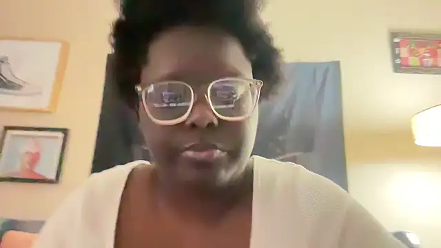 Snapshot of Yagurl__west chatting on February 21, 12:05 am Yagurl west online show from February 21, 12:05 am