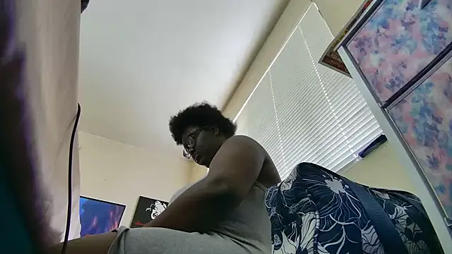 Snapshot of Yagurl__west chatting on February 21, 11:32 pm Yagurl west online show from February 21, 11:32 pm