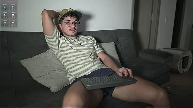 Snapshot of simoon_01 chatting on July 14, 4:13 pm simoon 01 online show from July 14, 4:13 pm
