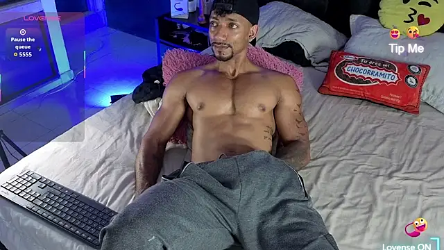 Snapshot of Manolo_Hot1 chatting on December 19, 7:49 pm Manolo Hot1 online show from December 19, 7:49 pm