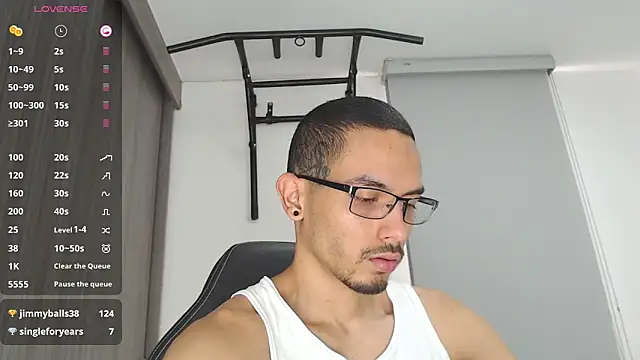 russthiago online show from March 7, 3:39 pm