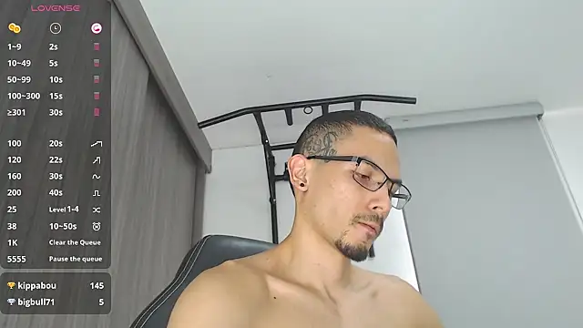 russthiago online show from March 14, 6:29 pm