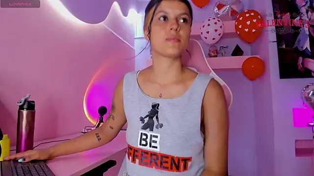 Snapshot of KristinWall chatting on February 16, 8:33 pm KristinWall online show from February 16, 8:33 pm