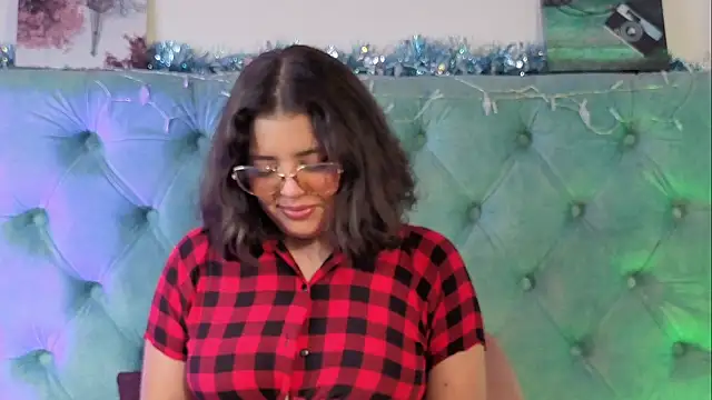 Snapshot of Paola_Lyon_ chatting on December 15, 12:22 pm Paola Lyon online show from December 15, 12:22 pm