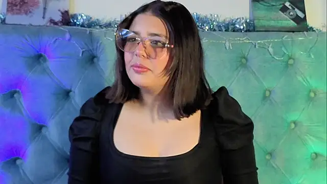 Snapshot of Paola_Lyon_ chatting on December 16, 6:12 pm Paola Lyon online show from December 16, 6:12 pm