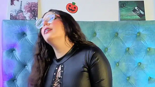 Snapshot of Paola_Lyon_ chatting on November 4, 6:44 pm Paola Lyon online show from November 4, 6:44 pm