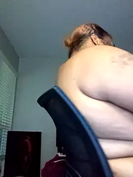 Snapshot of NaughtyHottieBBW chatting on February 4, 11:06 pm NaughtyHottieBBW online show from February 4, 11:06 pm