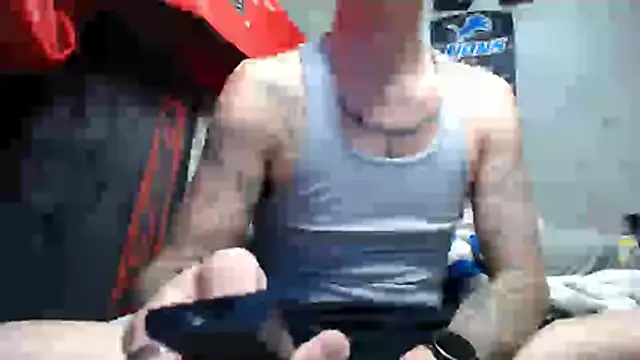 hugdick1977 online show from May 2, 3:45 am